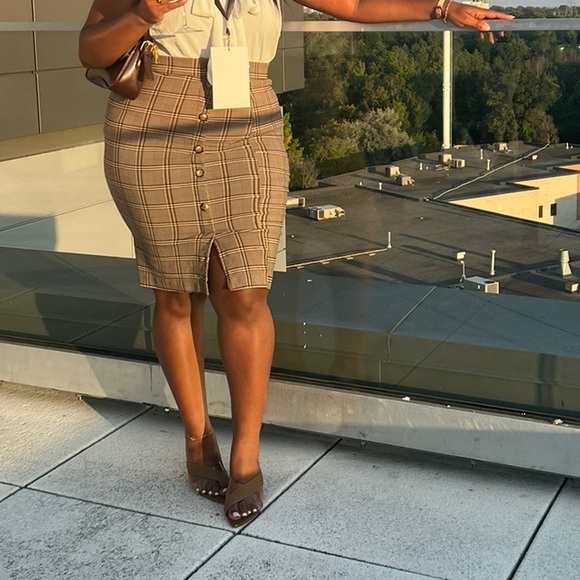 2/$22✨ Plaid Pencil Skirt (L) - Picture 2 of 4